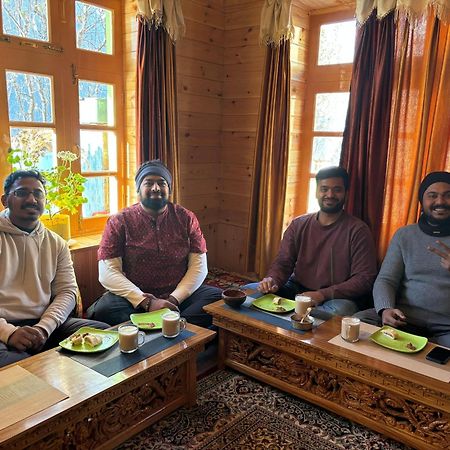Snowflake Homestay Gondhla Extérieur photo